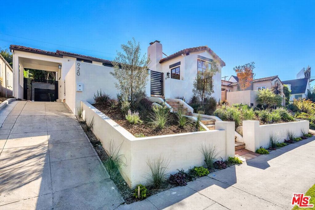 Photo of 920 S Spaulding Avenue, Los Angeles, CA 90036 (MLS # 25628925)