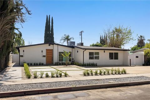 Photo of 22928 Leadwell Street, West Hills, CA 91307 (MLS # SR26064875)