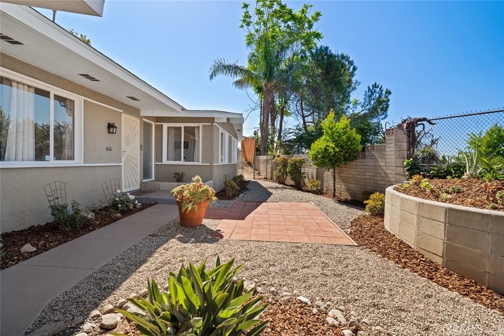 3526 Loma View