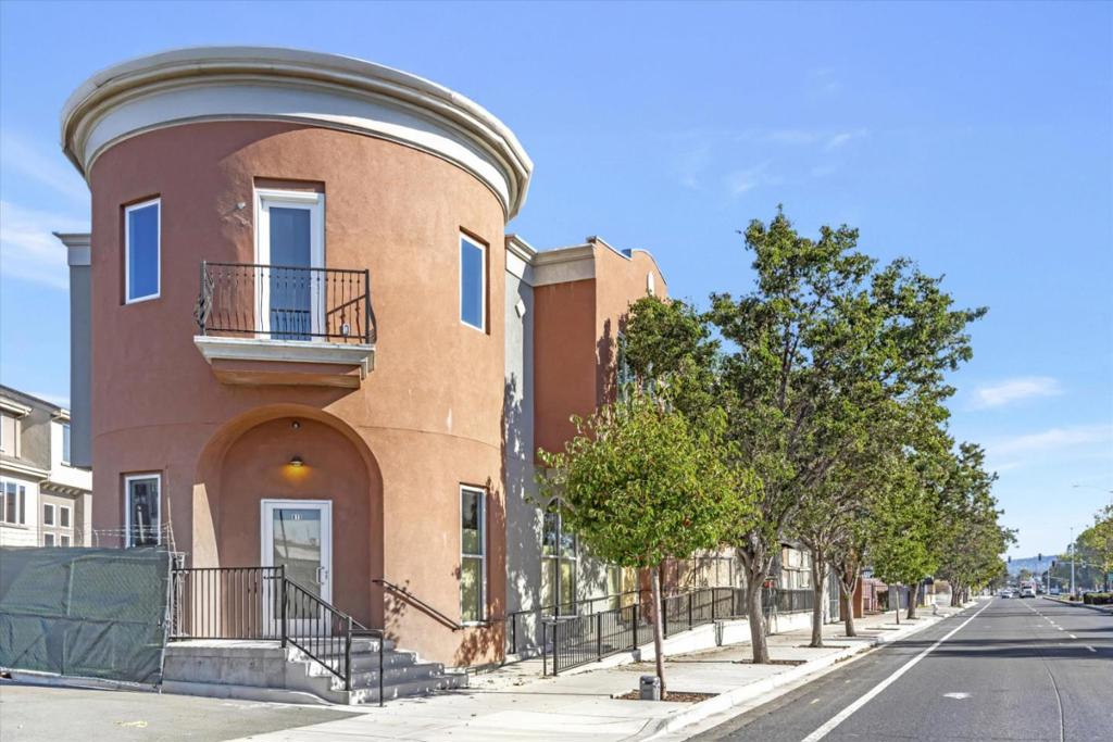 Burnley Mixed Use Condominiums is conveniently located to just about everything you need. The community is centrally located between SF, Oakland, & Silicon Valley w/ nearby Amtrak & BART stations, perfect for commuters. This condo offers "All-Inclusive" amenities such as open concept floor plans featuring laminate wood look flooring throughout, tiles in bathrooms, modern quartz counter-tops w/ modern backsplash, stainless steel appliances, microwave hood combination & dishwasher.