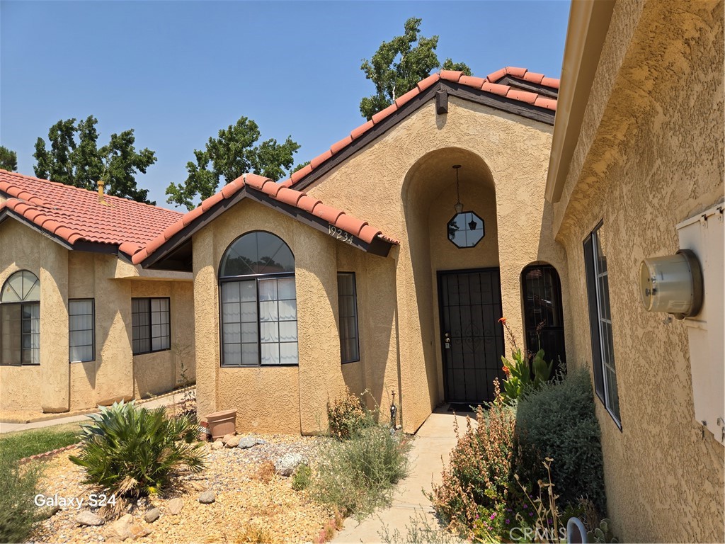 Welcome To Jess Ranch, One Of The Most Sought-After 55+ Guard-Gated Communities In Apple Valley, Located In The Highly Desirable Del Webb Complex. This Vibrant Golf Course Community Offers The Perfect Blend Of Comfort, Security, And An Active Lifestyle.
This Charming Single-Story 2 Bedroom, 2 Bathroom Home Provides A Spacious Layout Ideal For Both Everyday Living And Entertaining. The Residence Sits In A Picturesque Setting With A Tree-Lined Walking Path Directly Behind The Property, Circling The Entire Complex—Perfect For Morning Walks, Evening Strolls, Or Simply Enjoying The Tranquil Scenery. Inside, The Home Offers A Blank Canvas With Great Potential; A Little TLC And Cosmetic Updates Can Quickly Transform It Into Your Dream Retreat.
Living In Jess Ranch Means Enjoying Resort-Style Amenities At Your Doorstep, Including A Sparkling Pool, Soothing Spa, And A Variety Of Social Activities Designed To Keep You Connected and engaged. The community is also conveniently located near shopping, dining, entertainment, and medical facilities, offering everything you need within minutes.
Whether you are downsizing, seeking a peaceful retirement haven, or looking for a home in an active and friendly neighborhood, this property presents an excellent opportunity to customize to your style and enjoy the best of senior living in Apple Valley. Don’t miss your chance to own in one!