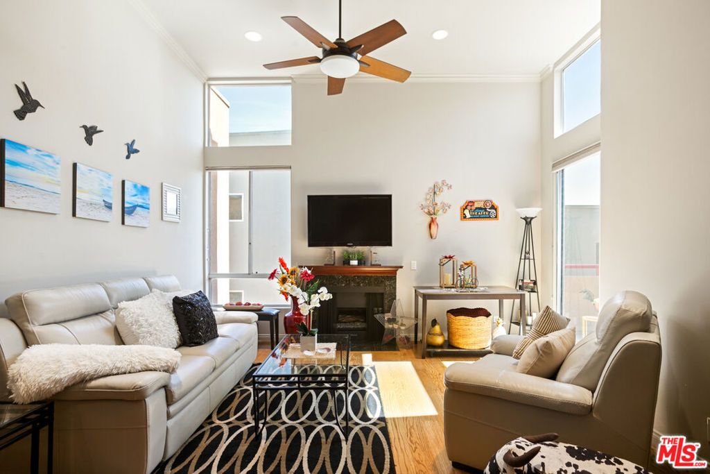 Photo of 1425 N Detroit Street #405, Los Angeles, CA 90046 (MLS # 25590245)