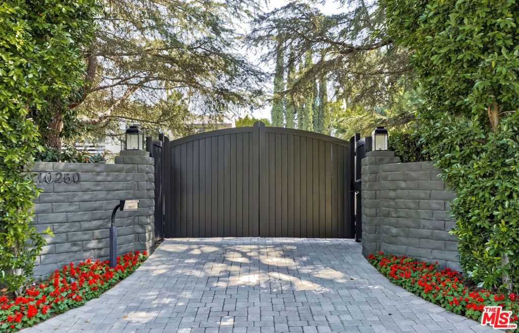 Photo of 10250 Moorpark Street, Toluca Lake, CA 91602 (MLS # 26651937)