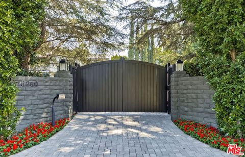 Photo of 10250 Moorpark Street, Toluca Lake, CA 91602 (MLS # 26651937)