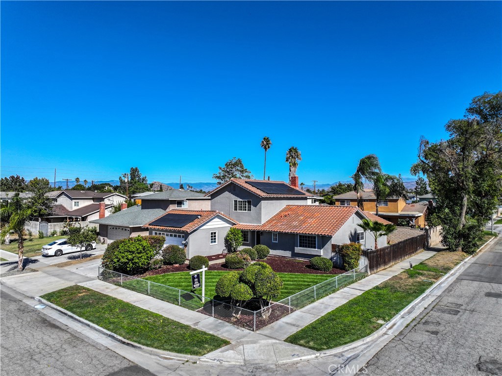 Beautifully renovated home in Riverside’s desirable Magnolia Center neighborhood on a corner lot featuring 4 bedrooms and 3 bathrooms, including two primary suites one upstairs and one downstairs ideal for extended family or guests. The home showcases numerous upgrades throughout: full house re-pipe, new 200-amp electrical panel, dual HVAC systems, dual-pane windows, new kitchen cabinets and countertops, new flooring, and fresh interior and exterior paint.
Enjoy the outdoors with a large, swimming pool and professional landscaping, creating the perfect space for entertaining. Energy efficiency abounds with fully paid solar panels (21 panels) providing long-term savings.
Located near shopping, dining, parks, and freeway access, this turn-key property combines modern comfort with convenience in one of Riverside’s most sought-after areas.