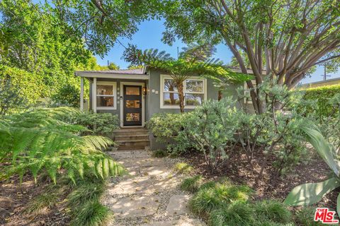 Photo of 3954 Redwood Avenue, Los Angeles, CA 90066 (MLS # 26668597)