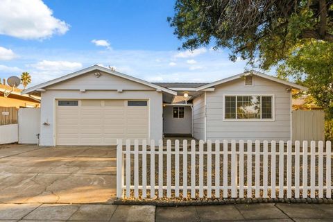 Photo of 3224 Mount Rainier Drive, San Jose, CA 95127 (MLS # ML82029162)