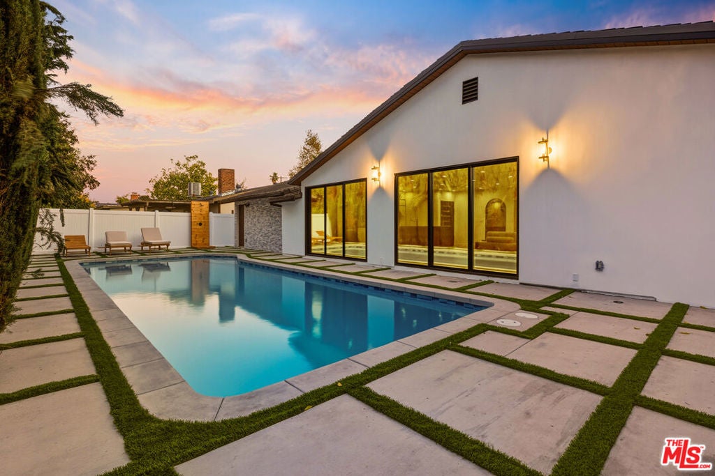 16823 Valerio Street, Lake Balboa CA 91406