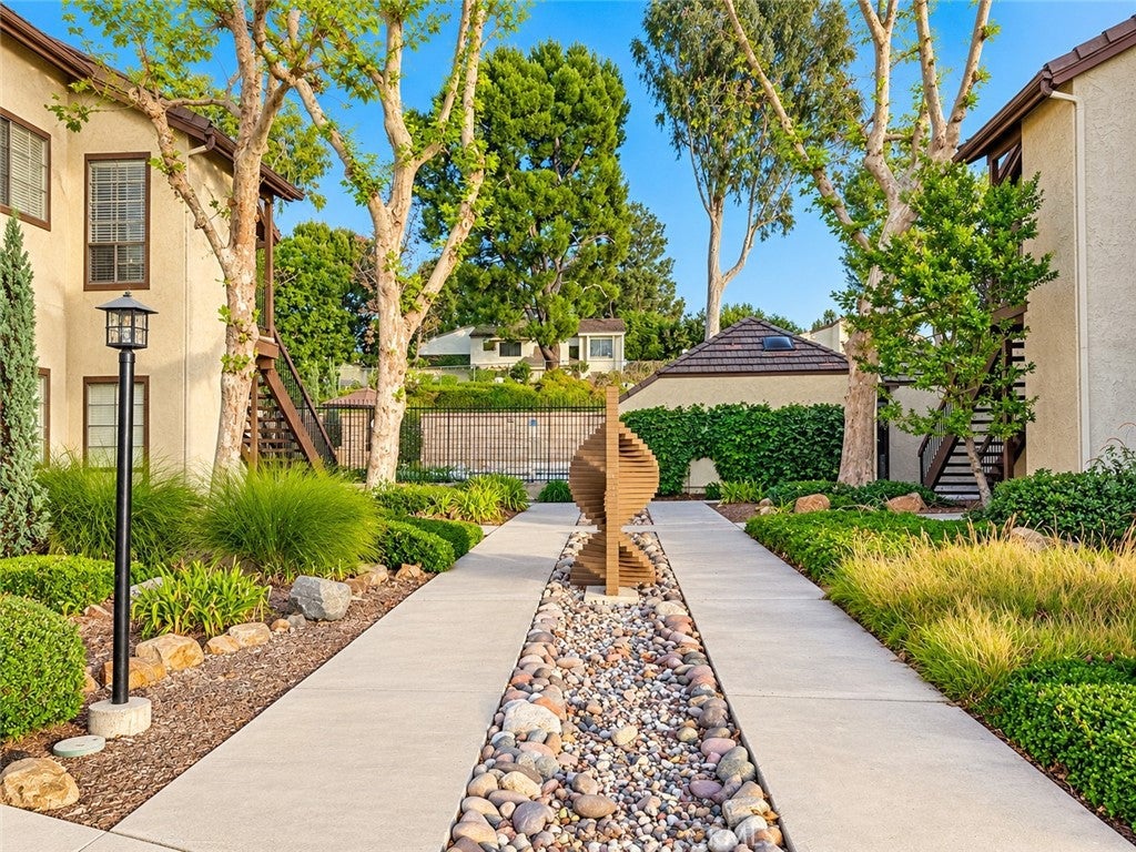 600 N Brea Boulevard 44
