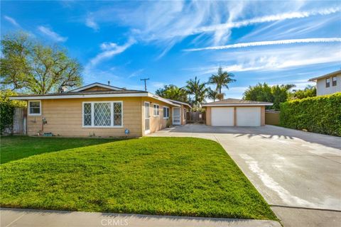 Photo of 2292 Orchard Dr, Newport Beach, CA 92660 (MLS # OC26044390)