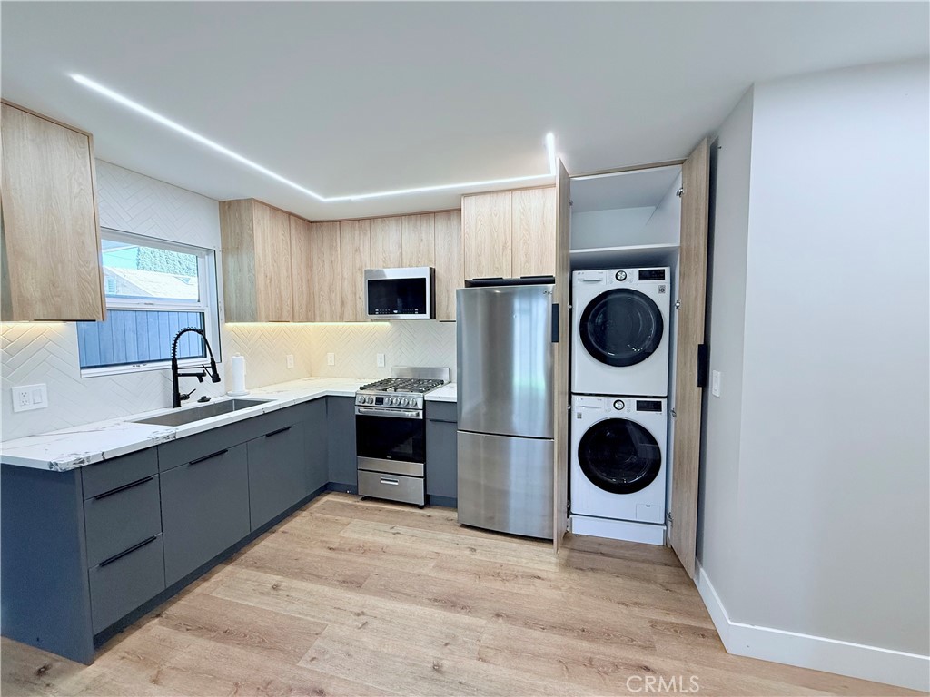 This private residence offers 2 bedrooms and 2 bathrooms, featuring a thoughtfully designed open-concept living area and a gourmet kitchen complete with premium appliances. High-end finishes and modern touches are showcased throughout, creating a seamless blend of style and functionality. The home includes an in-unit washer and dryer, ample storage, and a beautifully landscaped outdoor space ideal for relaxation. Additional highlights include a gated and secure property with private alley access, and the owner covers both water and gas. With its elegant design, convenient layout, and prime location, this unit presents the perfect opportunity to enjoy a sophisticated and low-maintenance lifestyle in a great neighborhood.