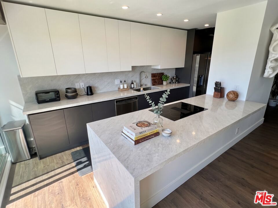 838 N Doheny Drive 402