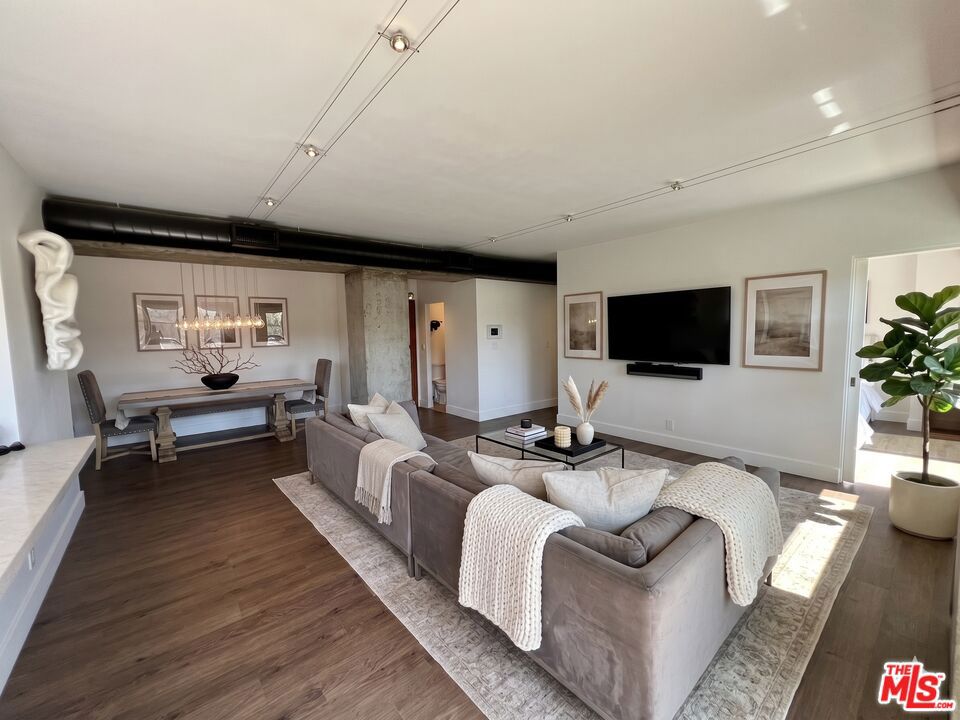 838 N Doheny Drive 402