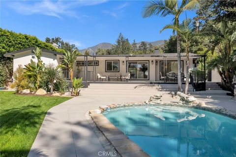 Photo of 2104 Los Amigos Street, La Canada Flintridge, CA 91011 (MLS # SR25236272)