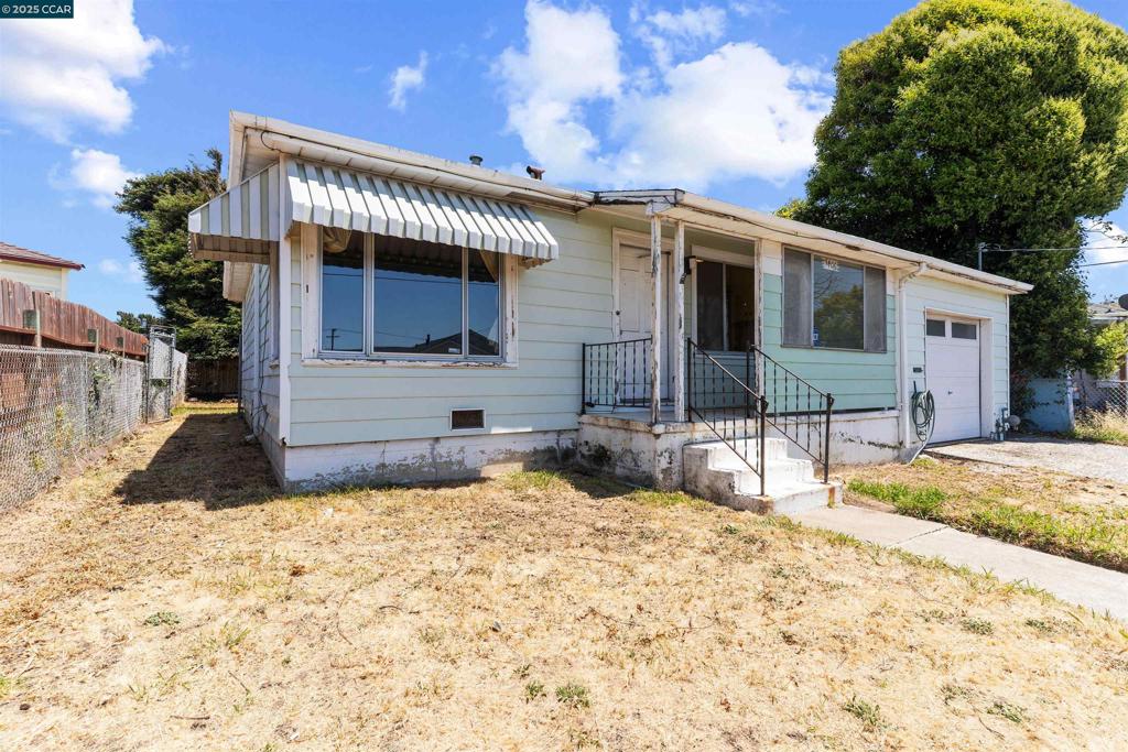 INCREDIBLE fixer opportunity with enormous potential in the Richmond Annex! This Single Story home has enough room for expansion and/or an ADU. Close proximity to schools, parks and freeways! This gem is truly a Must See and will go fast! Come take a look today!