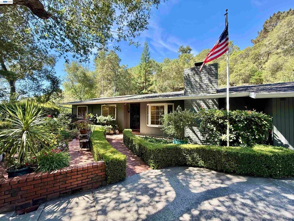 516 Moraga Way