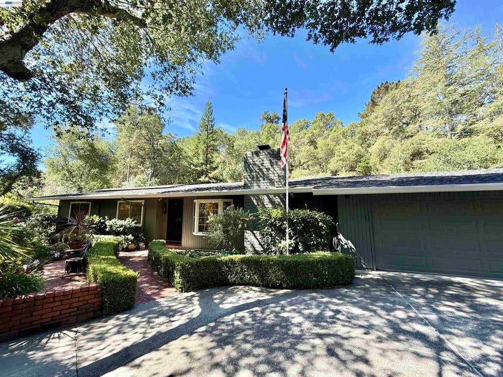 516 Moraga Way