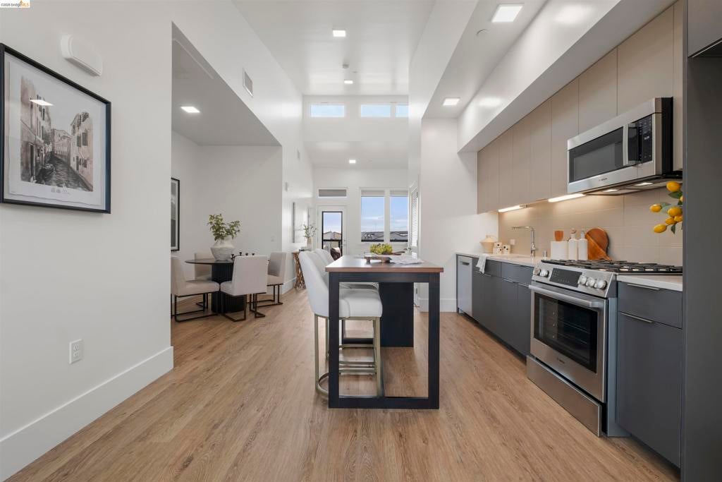1545 32nd Street ST 214, Oakland CA 94608