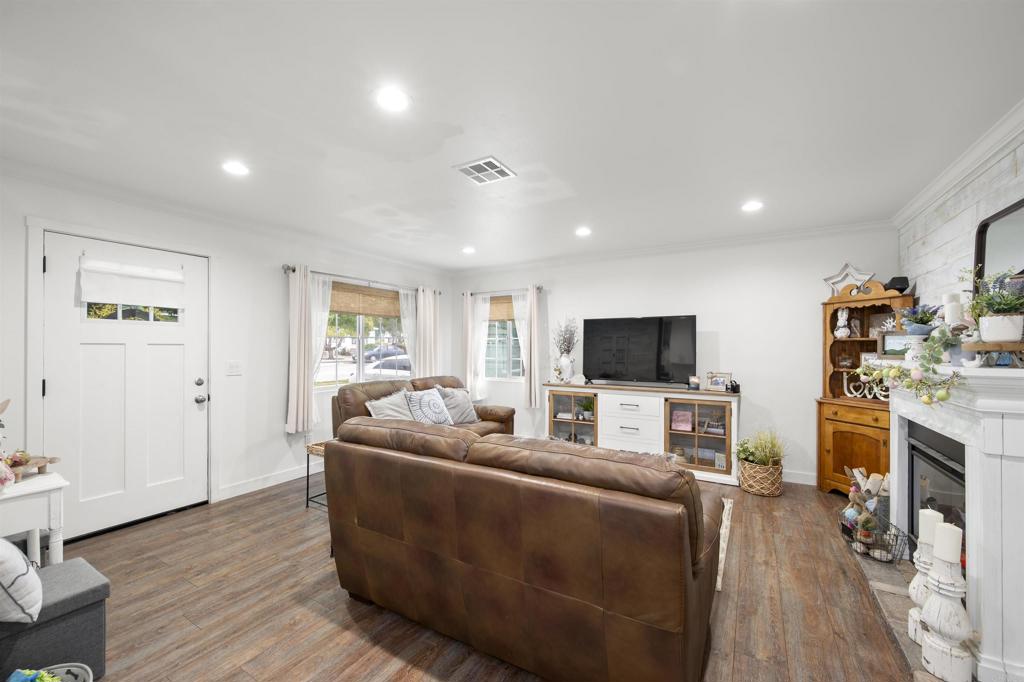 586 DEL MAR AVE