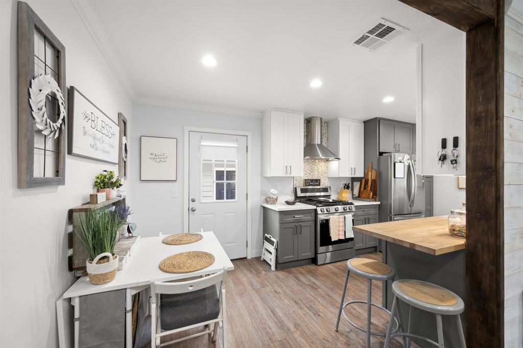 586 DEL MAR AVE