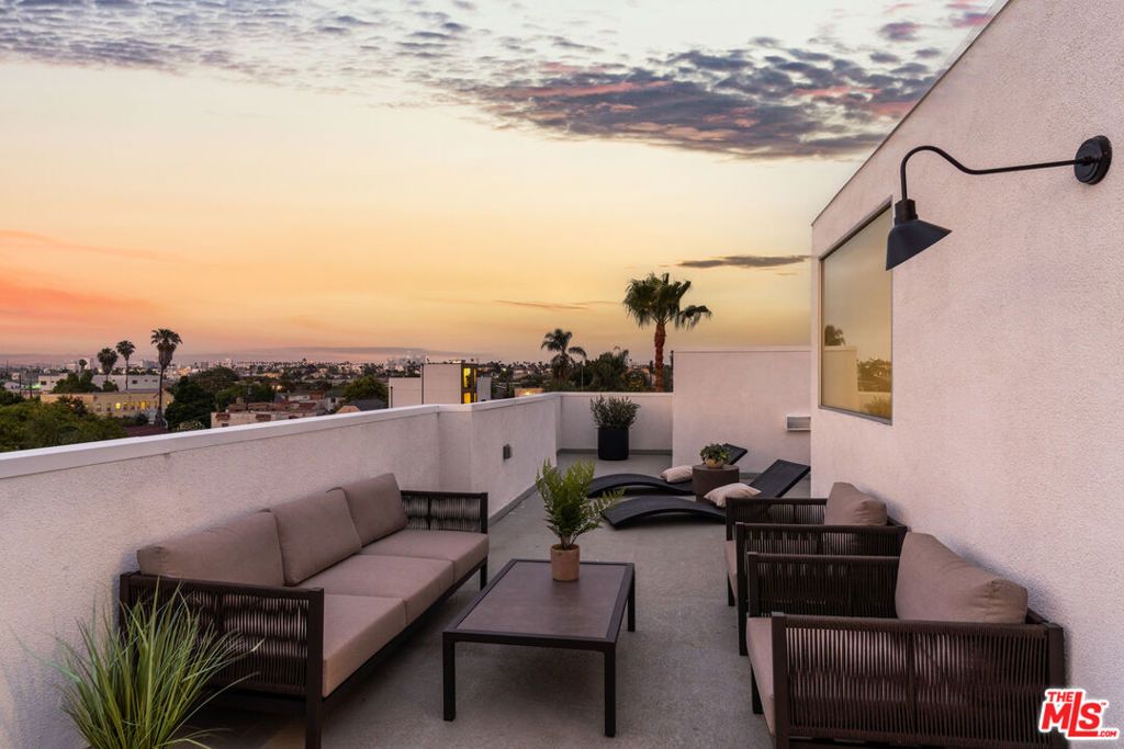Photo of 5036 W Pickford Street, Los Angeles, CA 90019 (MLS # 25580719)