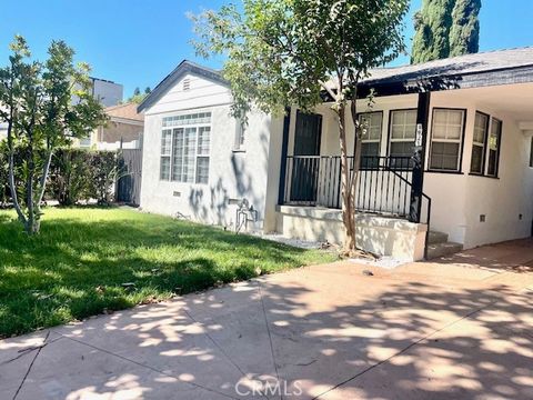 Photo of 4921 Enfield Ave, Encino, CA 91316 (MLS # SR25240926)