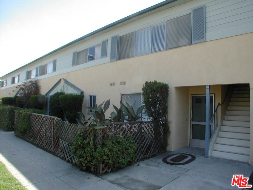 Beautifully Renovated one bedroom unit on best quietest tree lined street in Palms. This unit is located in one of the most coveted areas of the city, close to the Expo Line and freeways 10 and 405. Newly tiled PENINSULA Kitchen with bar seating and bath have been renovated, hardwood floors. stainless appliances. convenient for entertaining and pets. Building is quiet and serene. . Minutes to Westwood, Beverly Hills and Venice!