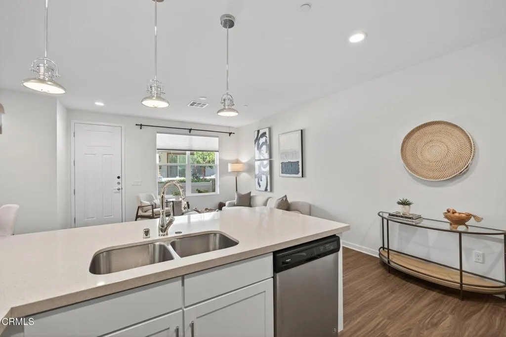 Simi Valley, California 93065, United States, 3 Bedrooms Bedrooms, ,3 BathroomsBathrooms,Residential,Pending,185569