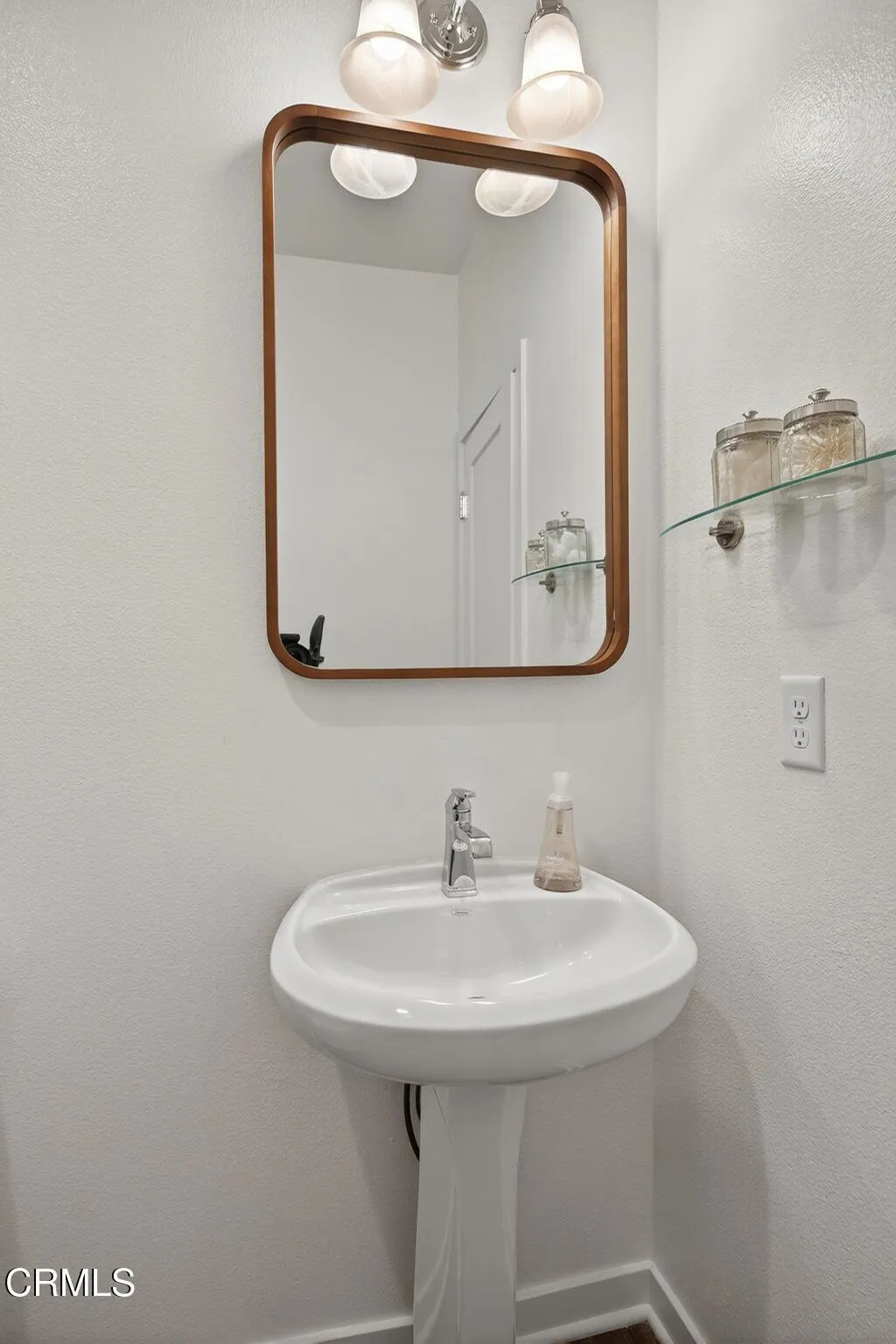 Simi Valley, California 93065, United States, 3 Bedrooms Bedrooms, ,3 BathroomsBathrooms,Residential,Pending,185569