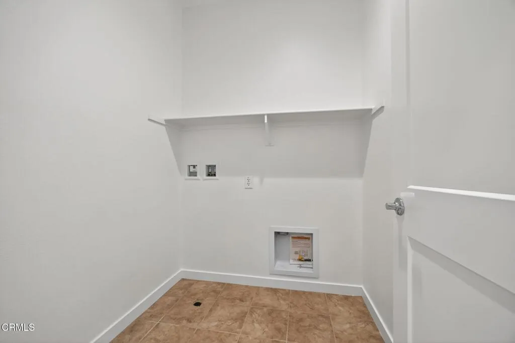 Simi Valley, California 93065, United States, 3 Bedrooms Bedrooms, ,3 BathroomsBathrooms,Residential,Pending,185569