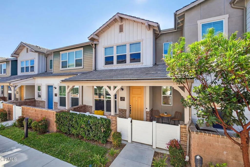 Simi Valley, California 93065, United States, 3 Bedrooms Bedrooms, ,3 BathroomsBathrooms,Residential,Pending,185569