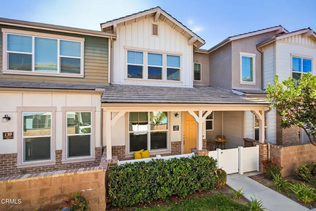 Simi Valley, California 93065, United States, 3 Bedrooms Bedrooms, ,3 BathroomsBathrooms,Residential,Pending,185569