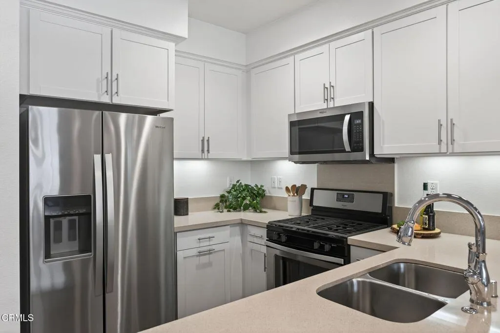 Simi Valley, California 93065, United States, 3 Bedrooms Bedrooms, ,3 BathroomsBathrooms,Residential,Pending,185569