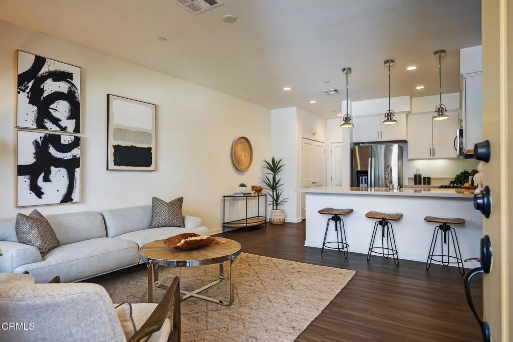 Simi Valley, California 93065, United States, 3 Bedrooms Bedrooms, ,3 BathroomsBathrooms,Residential,Pending,185569