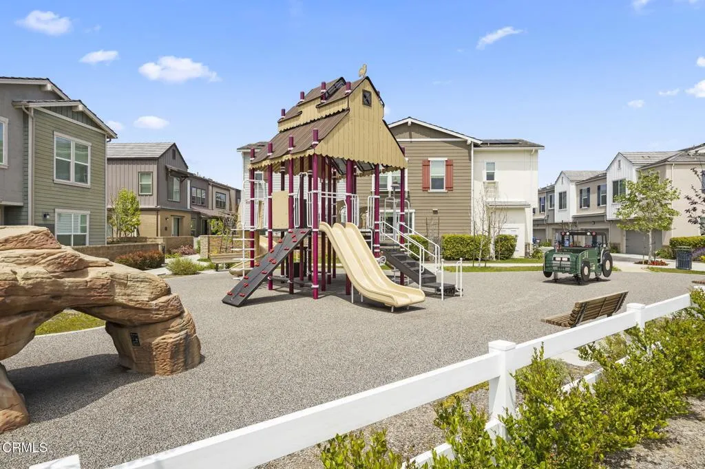 Simi Valley, California 93065, United States, 3 Bedrooms Bedrooms, ,3 BathroomsBathrooms,Residential,Pending,185569