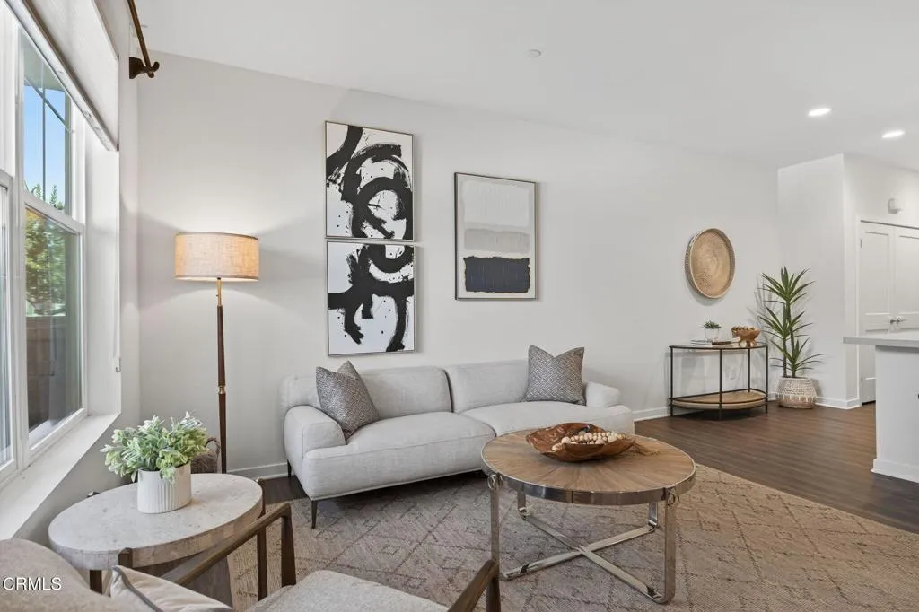 Simi Valley, California 93065, United States, 3 Bedrooms Bedrooms, ,3 BathroomsBathrooms,Residential,Pending,185569