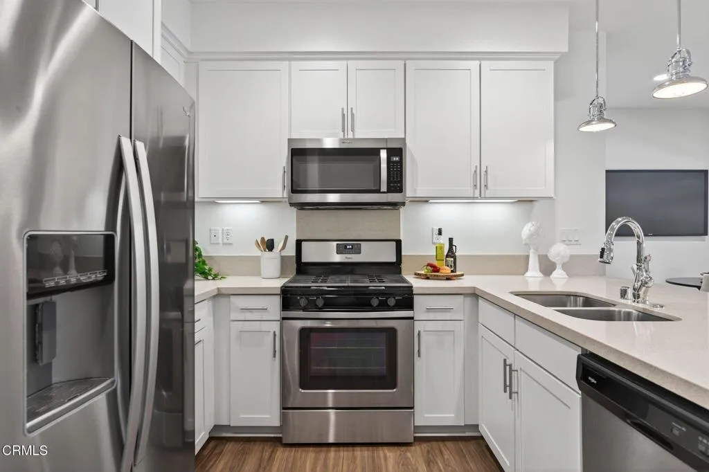 Simi Valley, California 93065, United States, 3 Bedrooms Bedrooms, ,3 BathroomsBathrooms,Residential,Pending,185569