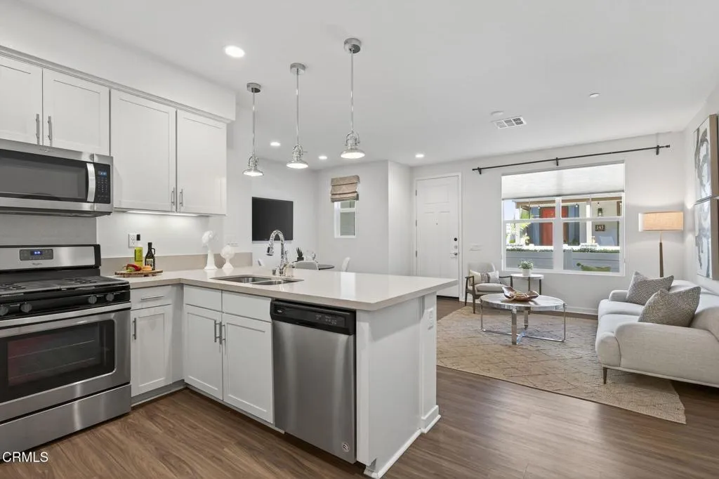 Simi Valley, California 93065, United States, 3 Bedrooms Bedrooms, ,3 BathroomsBathrooms,Residential,Pending,185569