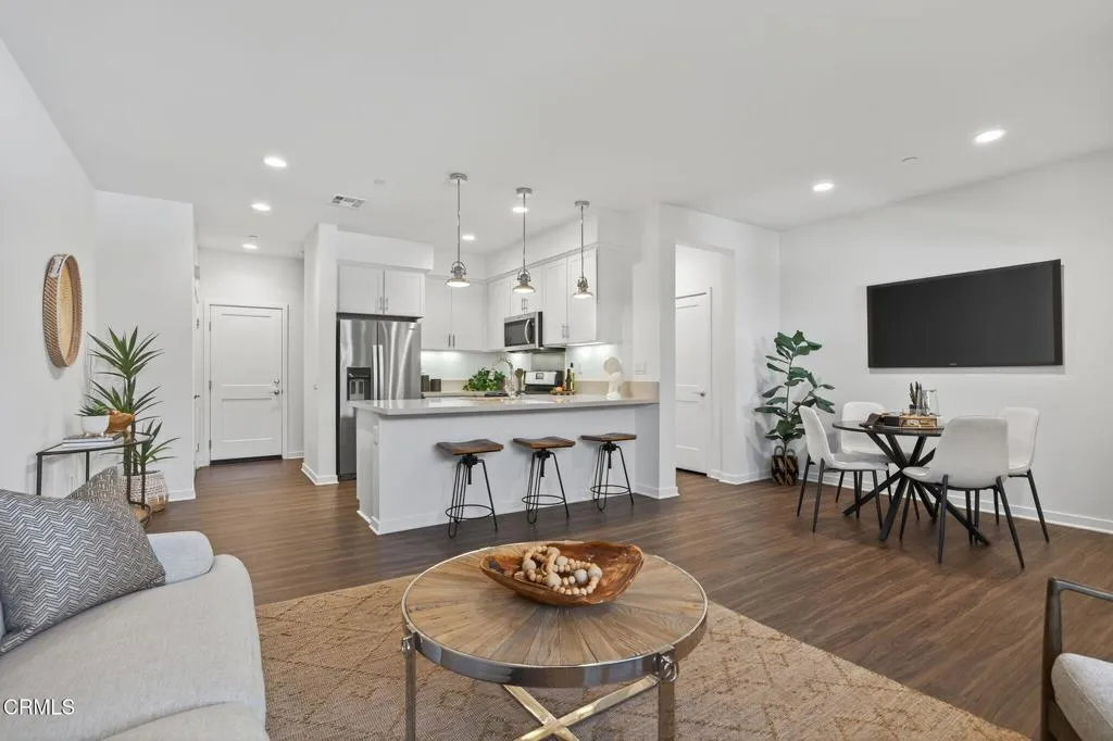 Simi Valley, California 93065, United States, 3 Bedrooms Bedrooms, ,3 BathroomsBathrooms,Residential,Pending,185569