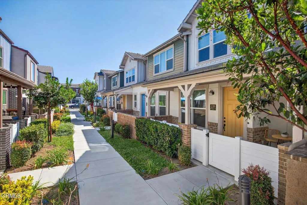 Simi Valley, California 93065, United States, 3 Bedrooms Bedrooms, ,3 BathroomsBathrooms,Residential,Pending,185569