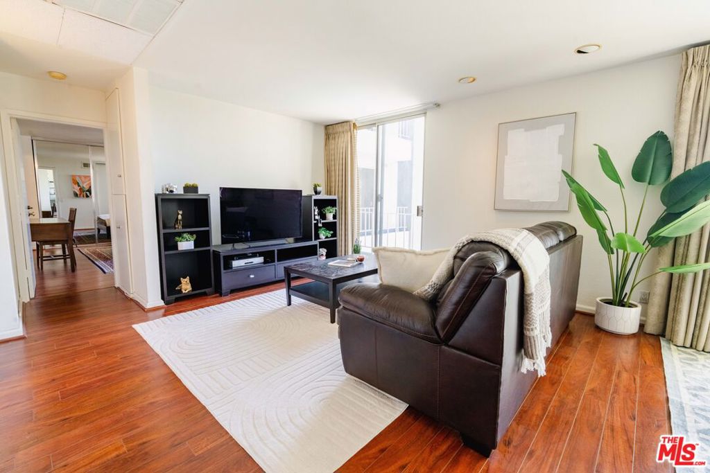 100 S Doheny Drive 711
