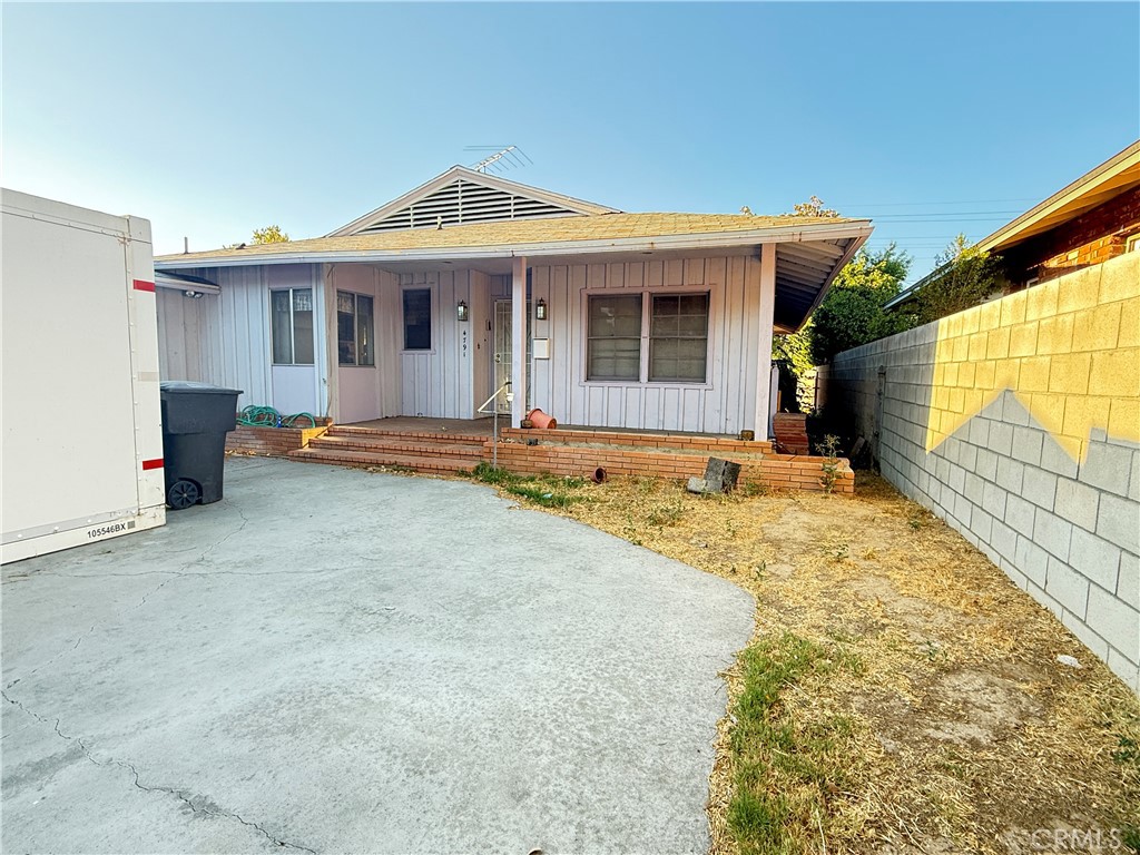 Investor Special – Full Rehab Opportunity in Riverside!
This 2-bedroom, 2-bathroom single-story home offers a prime chance to create value in one of Riverside’s amazing neighborhoods. Featuring a detached garage and a spacious lot, this property is ready for a full rehab to bring it back to life. With strong upside potential this is an ideal project for seasoned investors or flippers looking for their next opportunity.
Don’t miss your chance to reimagine this home and maximize its potential in a great Riverside location!