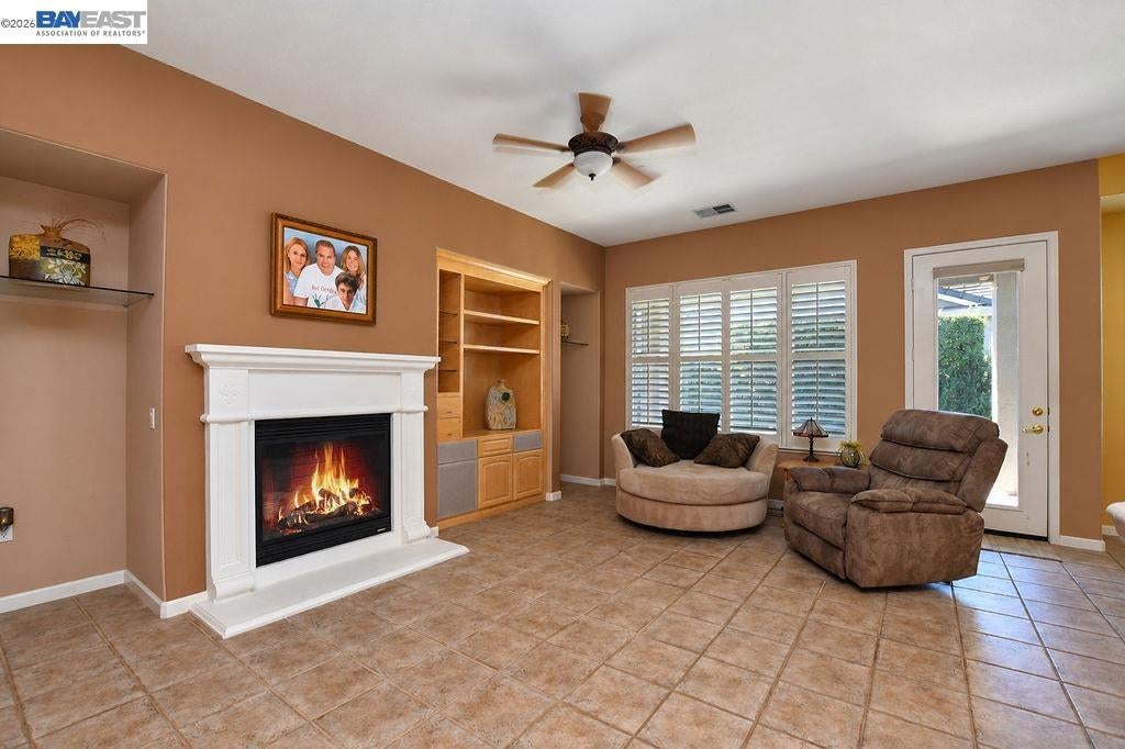 1242 Flores Way