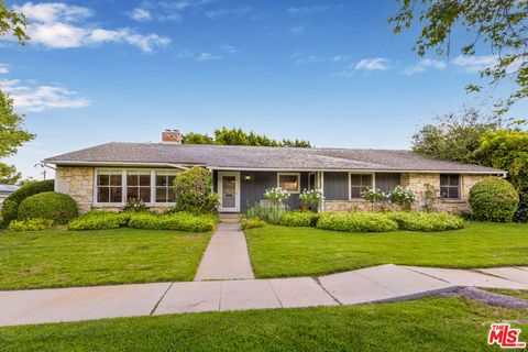 Photo of 4944 Texhoma Avenue, Encino, CA 91316 (MLS # 26765417)