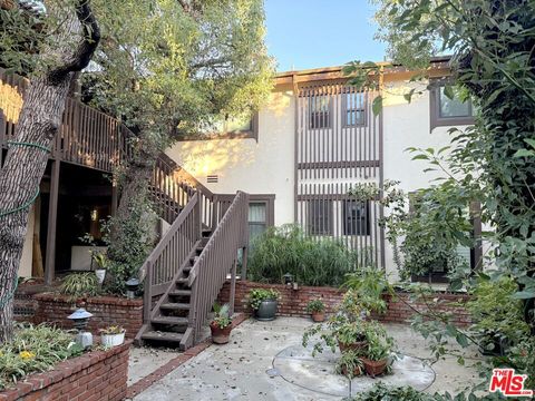 Photo of 15457 Moorpark Street #6, Sherman Oaks, CA 91403 (MLS # 25620835)