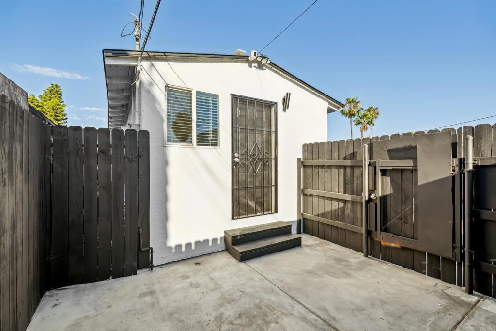 4130 1/2 Cherokee Ave Unit A – 1 Bed / 1 Bath – $2,200/month Charming 1-bedroom, 1-bath unit with a cozy layout and modern upgrades. Shared in laundry on premises and 1 assigned parking. Enjoy a fully equipped kitchen, natural light throughout, and a prime location in North Park/City Heights area. Ideal for singles or couples looking for a vibrant neighborhood vibe. Pets are allowed and security deposit is 1 month rent's amount.