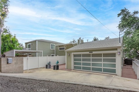 Photo of 20925 Almazan Road, Woodland Hills, CA 91364 (MLS # SR26076561)
