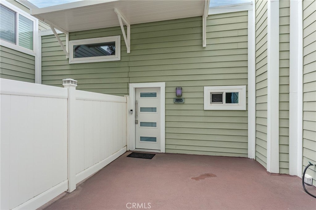 Photo of 20925 Almazan Road, Woodland Hills, CA 91364 (MLS # SR26076561)