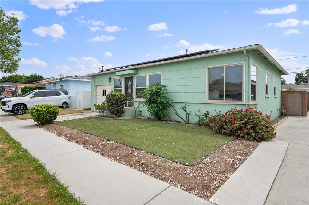 2736 E Jackson