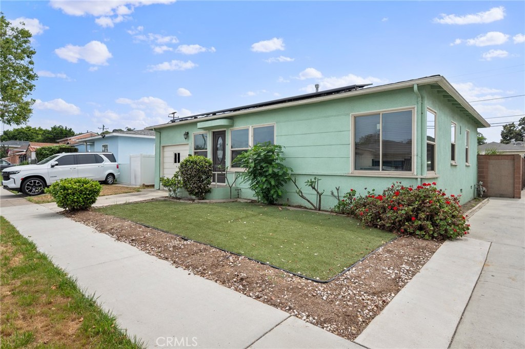 2736 E Jackson